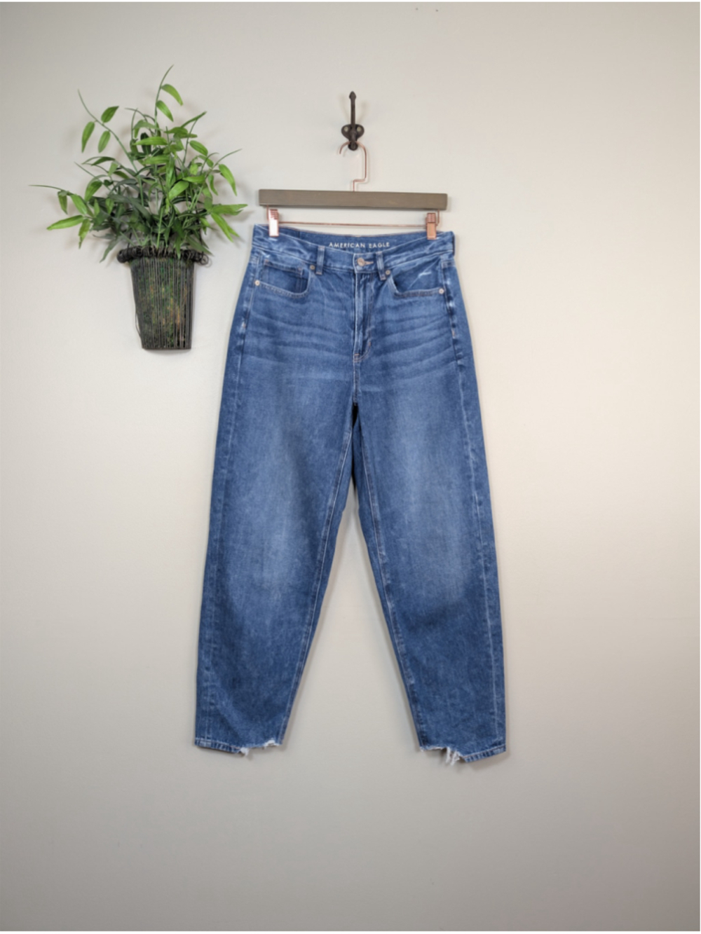 American Eagle 6 Relaxed Mom Jeans High Rise Tapered Leg 90s Medium Wash Raw Hem